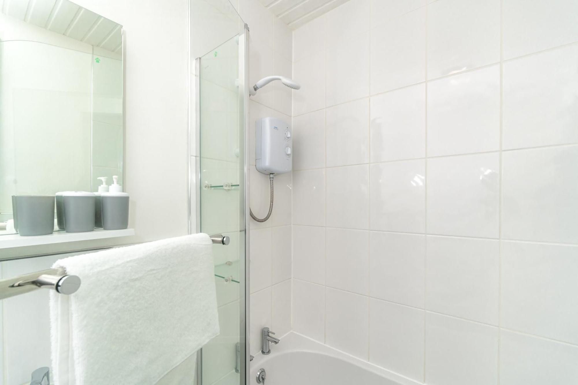 Cosy Retreat - Charming 2-Bed Apartment Greenock Exterior foto
