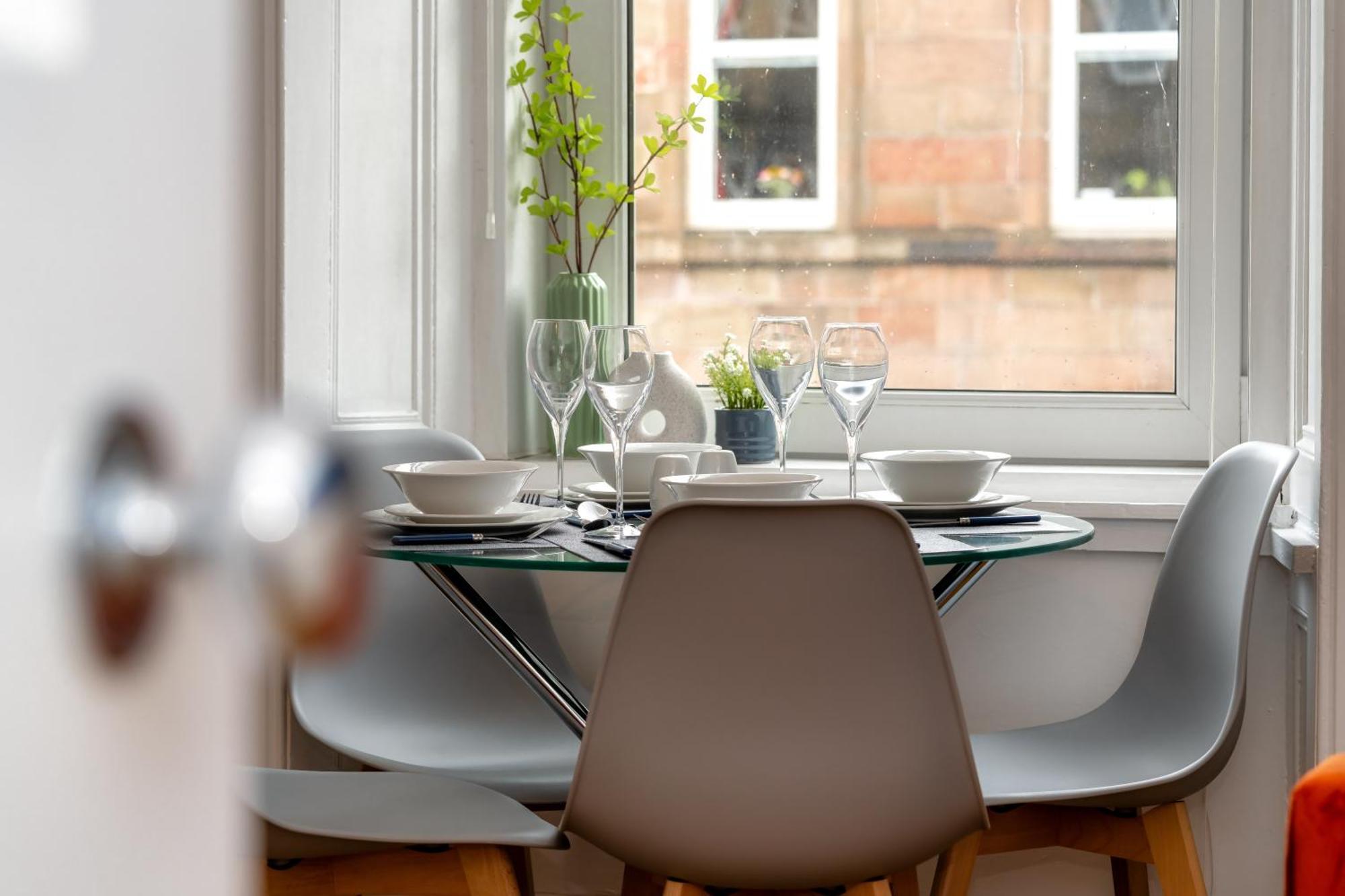 Cosy Retreat - Charming 2-Bed Apartment Greenock Exterior foto