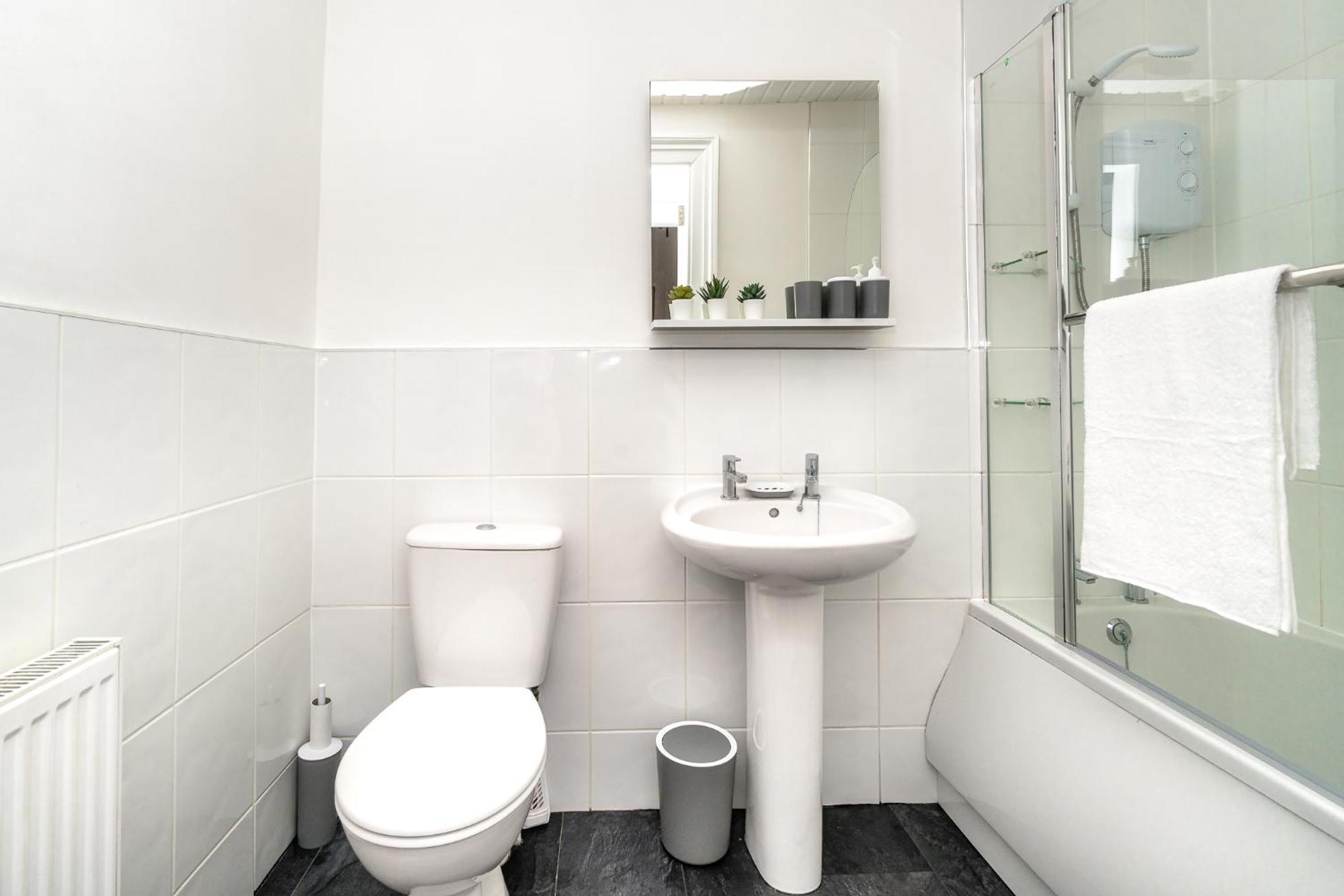 Cosy Retreat - Charming 2-Bed Apartment Greenock Exterior foto