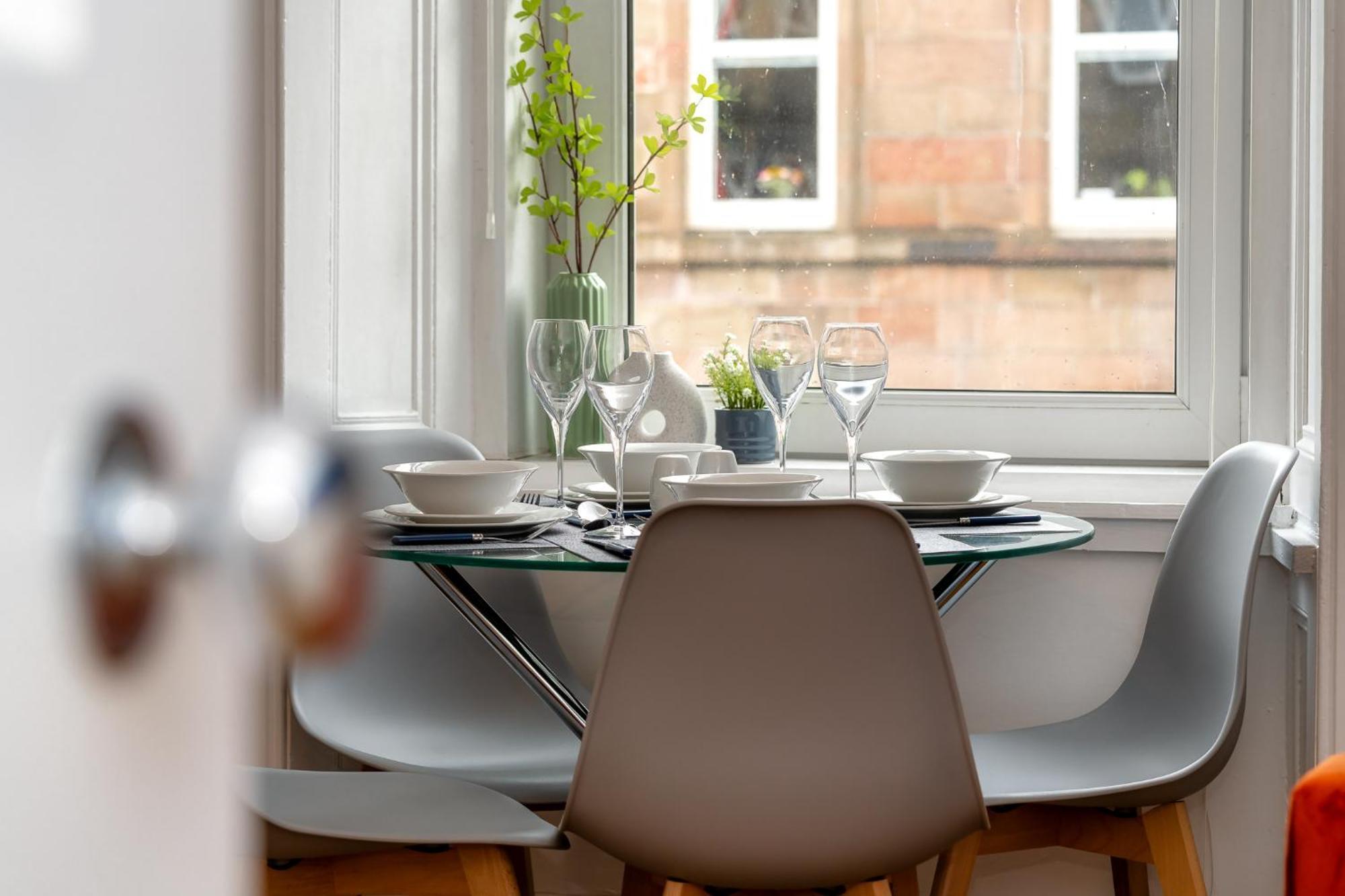 Cosy Retreat - Charming 2-Bed Apartment Greenock Exterior foto